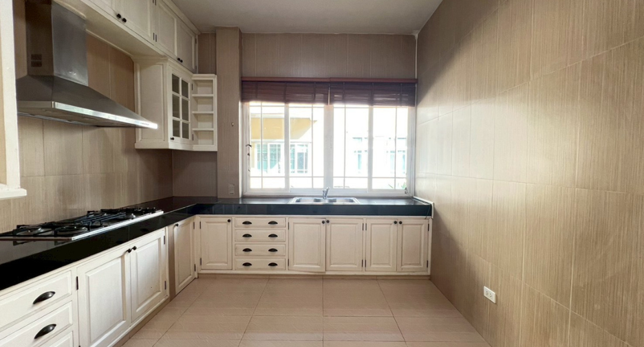 For sale 4 bedrooms house in Mueang Chiang Mai, Chiang Mai
