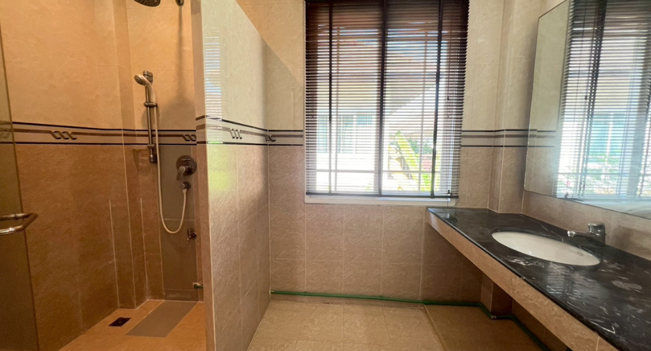 For sale 4 bedrooms house in Mueang Chiang Mai, Chiang Mai