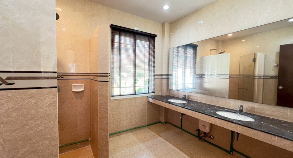 For sale 4 bedrooms house in Mueang Chiang Mai, Chiang Mai