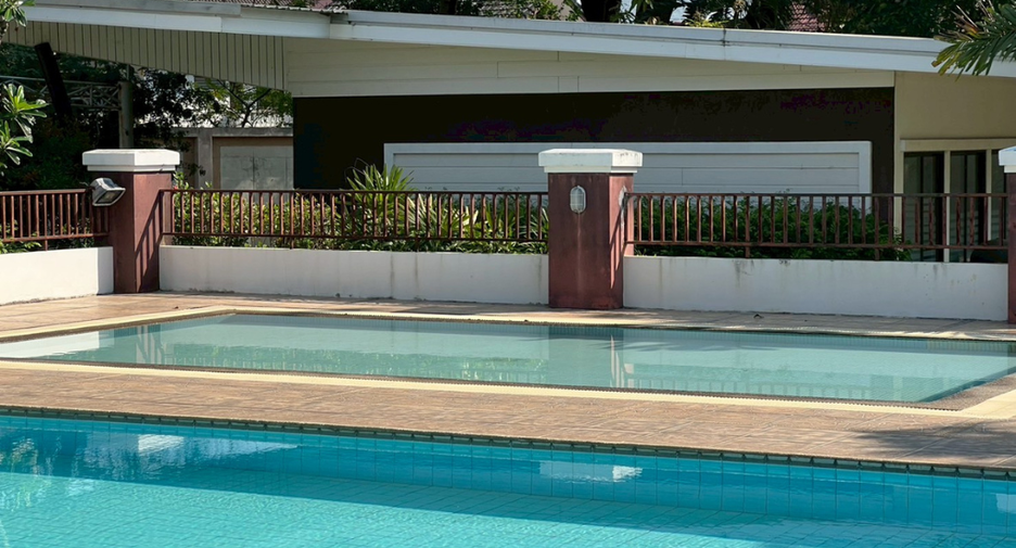 For sale 4 bedrooms house in Mueang Chiang Mai, Chiang Mai