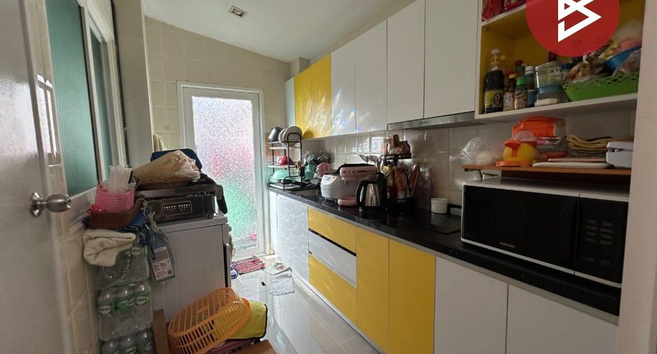 For sale 4 bedrooms townhouse in Mueang Samut Prakan, Samut Prakan