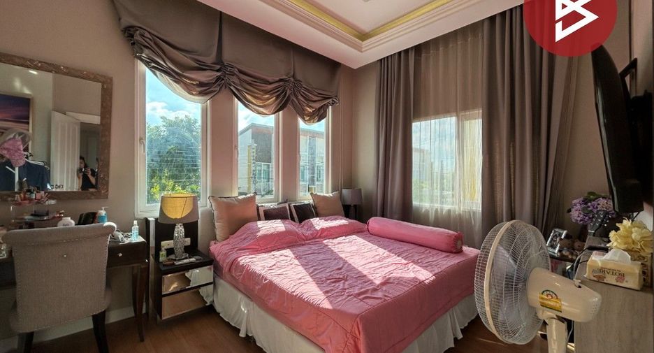 For sale 4 bedrooms townhouse in Mueang Samut Prakan, Samut Prakan