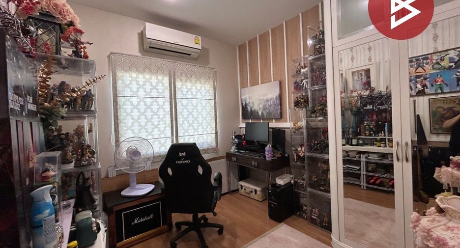 For sale 4 bedrooms townhouse in Mueang Samut Prakan, Samut Prakan