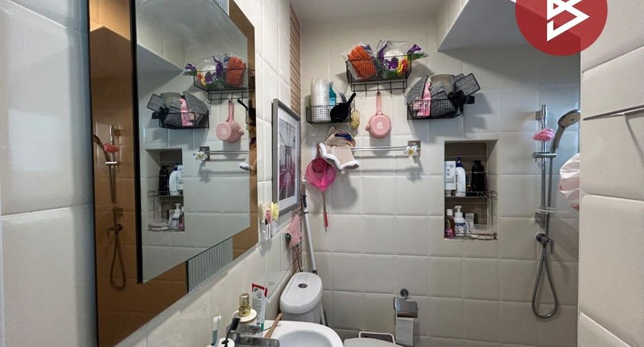 For sale 4 bedrooms townhouse in Mueang Samut Prakan, Samut Prakan