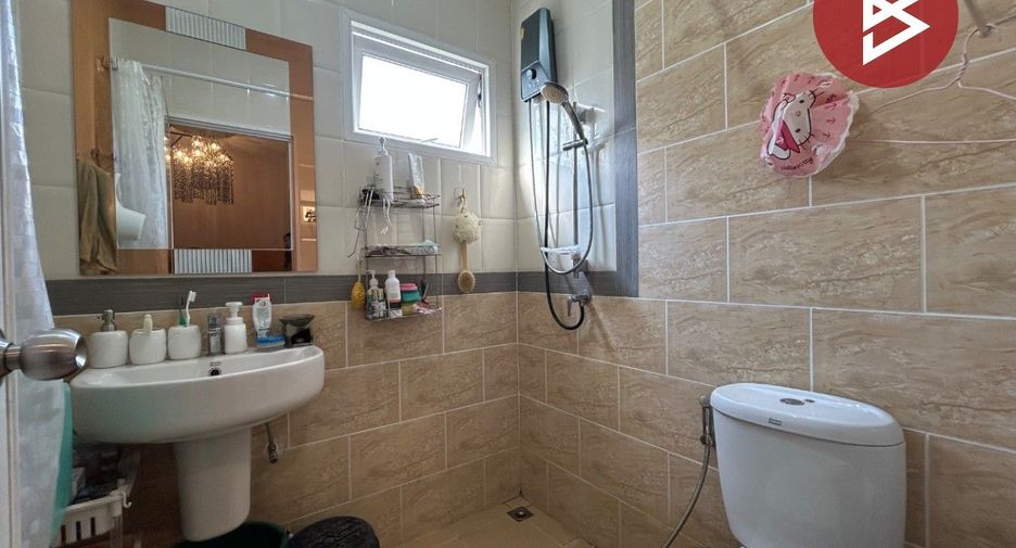 For sale 4 bedrooms townhouse in Mueang Samut Prakan, Samut Prakan