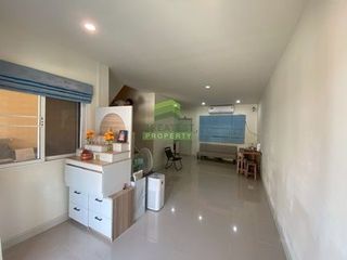 Casa adosada en venta de 3 habitaciones en Bang Sao Thong, Samut Prakan