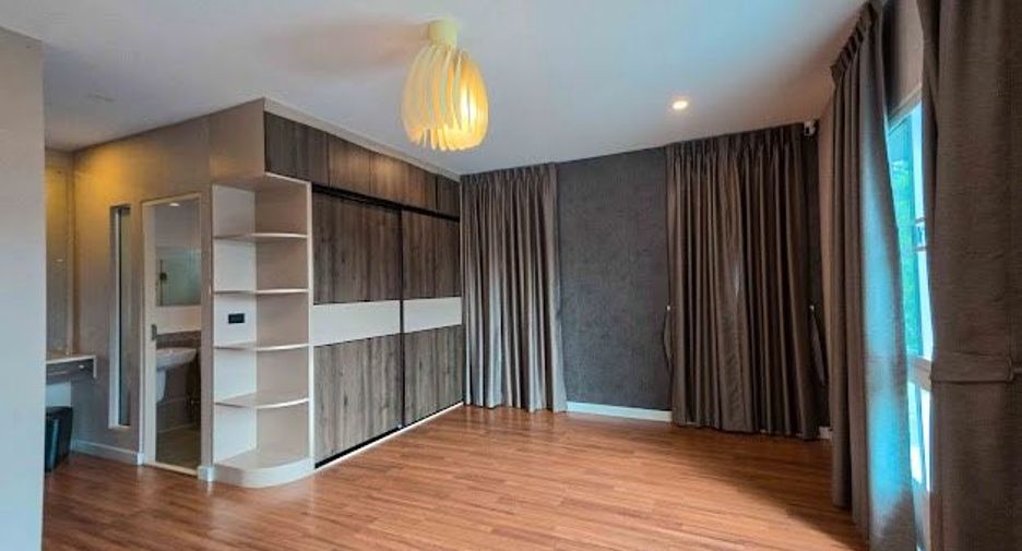 For sale 3 bedrooms house in Khlong Sam Wa, Bangkok