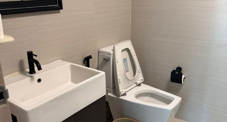 For rent 2 bedrooms condo in Khlong Toei, Bangkok