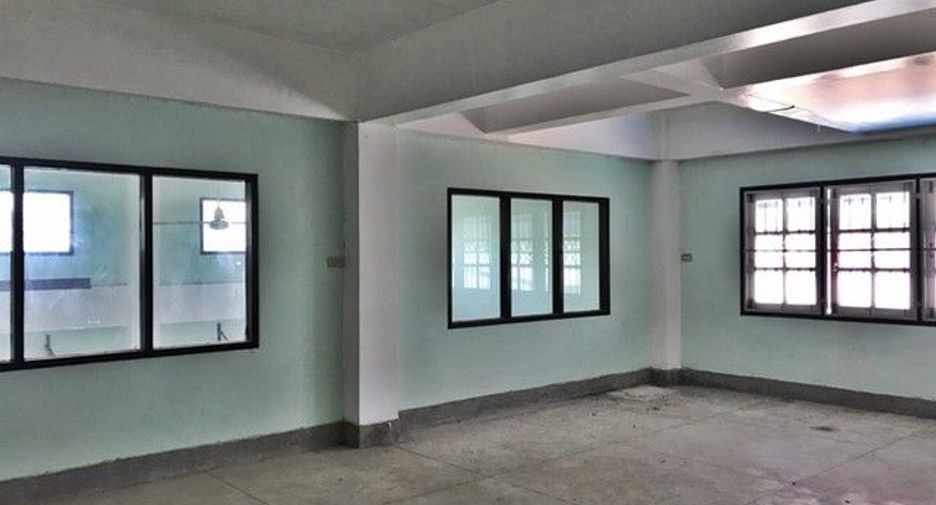 For sale 1 bed retail Space in Tha Tako, Nakhon Sawan