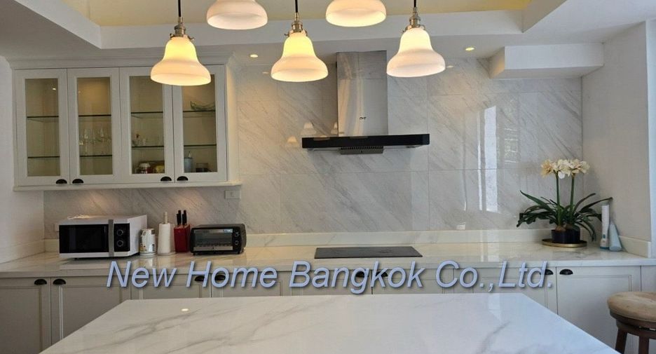 For rent 3 bedrooms townhouse in Watthana, Bangkok