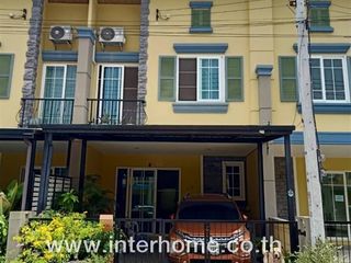 For sale 4 bedrooms townhouse in Khlong Luang, Pathum Thani