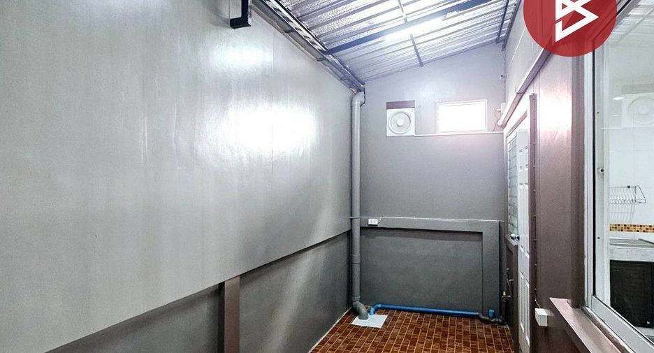 À vendre 4 chambres maison de ville à Krathum Baen, Samut Sakhon