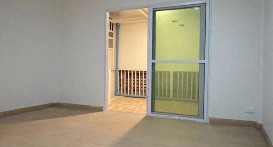 À vendre 2 chambres maison de ville à Lam Luk Ka, Pathum Thani