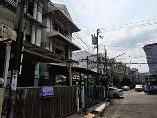 Casa adosada en venta de 4 habitaciones en Bang Sue, Bangkok