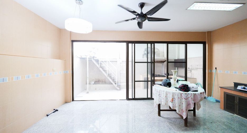 For sale 4 bedrooms townhouse in Bang Sue, Bangkok