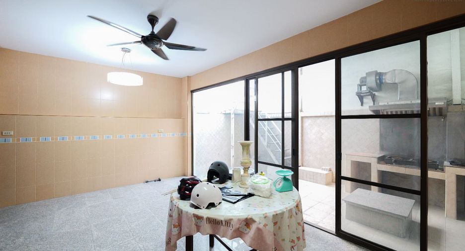 For sale 4 bedrooms townhouse in Bang Sue, Bangkok