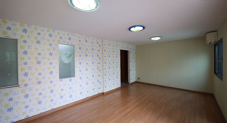 For sale 4 bedrooms townhouse in Bang Sue, Bangkok