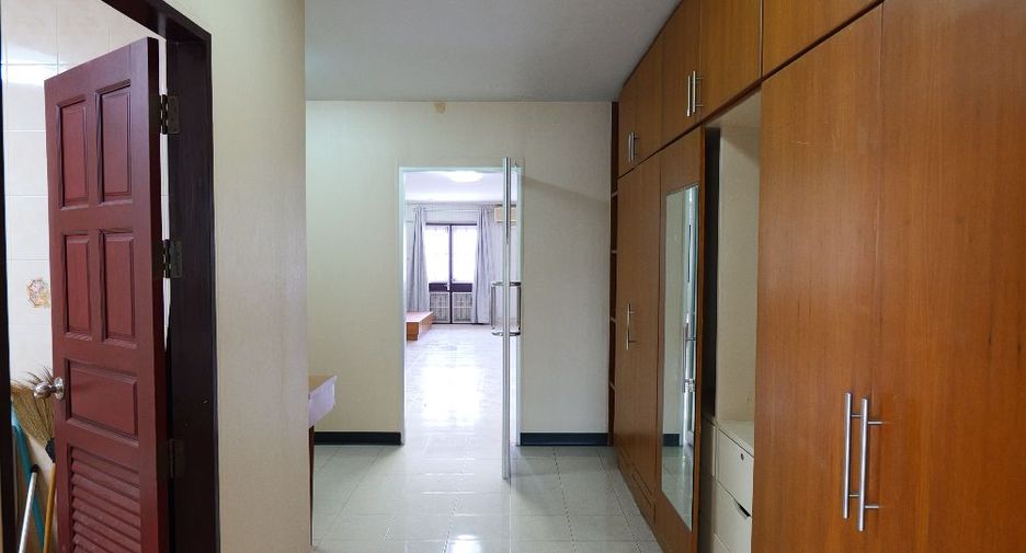 For sale 4 bedrooms townhouse in Bang Sue, Bangkok