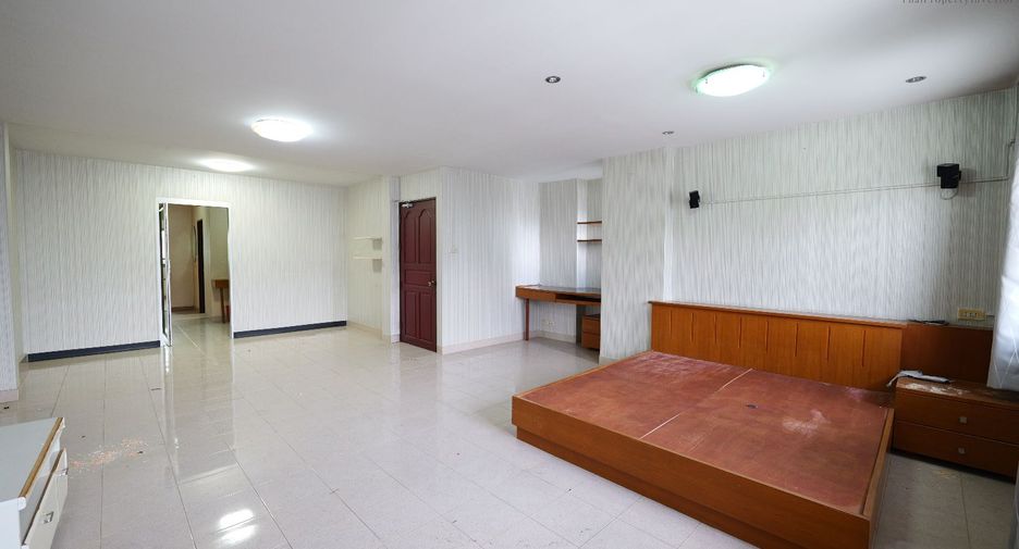 For sale 4 bedrooms townhouse in Bang Sue, Bangkok