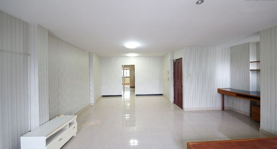 For sale 4 bedrooms townhouse in Bang Sue, Bangkok