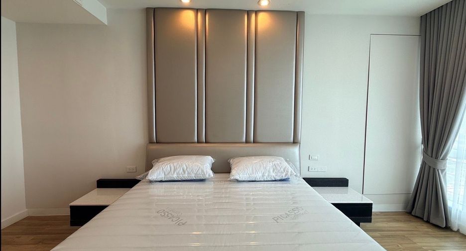 For rent 2 bedrooms condo in Sathon, Bangkok