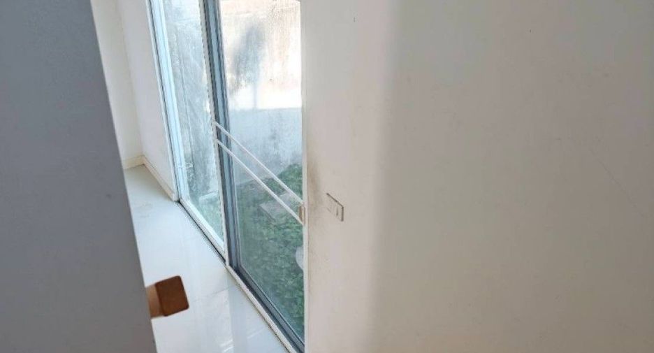 Casa adosada en venta de 2 habitaciones en Bang Khun Thian, Bangkok