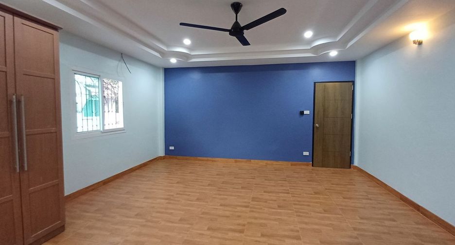 For rent 6 bedrooms house in Phra Khanong, Bangkok