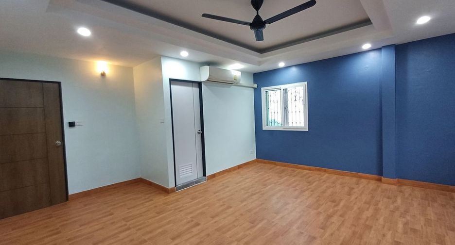 For rent 6 bedrooms house in Phra Khanong, Bangkok