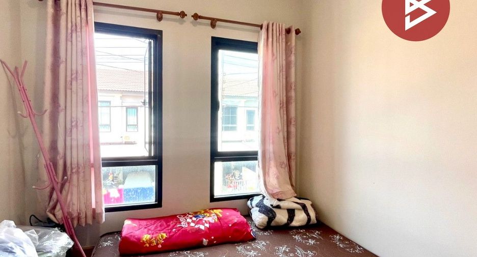 For sale 4 bedrooms townhouse in Bang Pakong, Chachoengsao