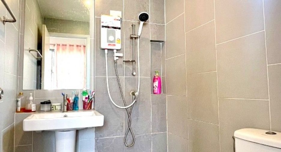 For sale 4 bedrooms townhouse in Bang Pakong, Chachoengsao