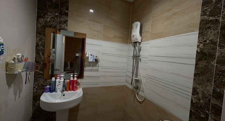 For sale 4 bedrooms townhouse in Thung Khru, Bangkok