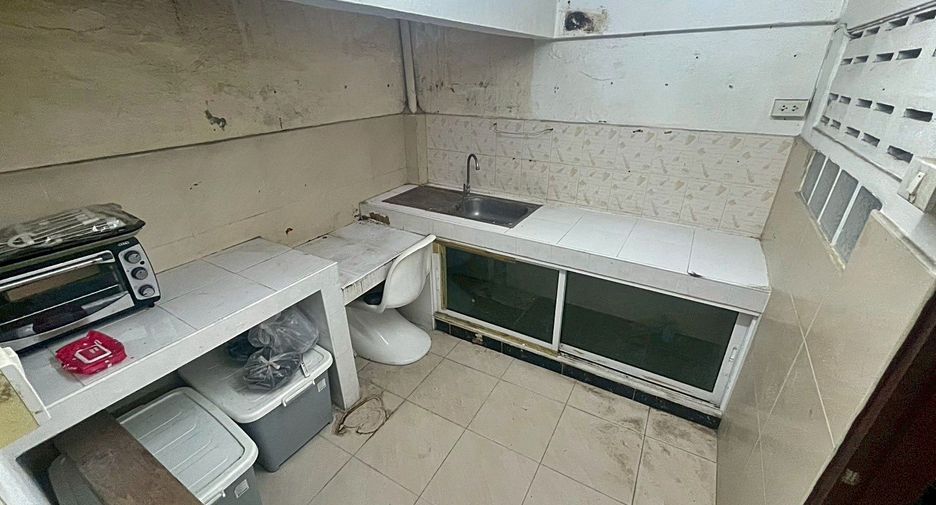 À vendre 2 chambres maison de ville à Mueang Samut Prakan, Samut Prakan