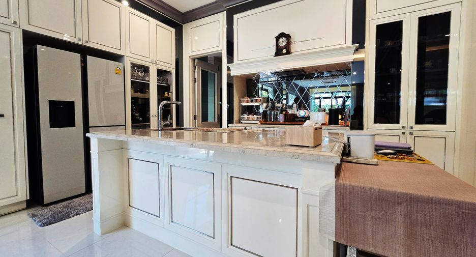 For sale 4 bedrooms house in Taling Chan, Bangkok