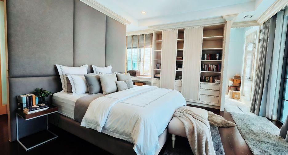 For sale 4 bedrooms house in Taling Chan, Bangkok