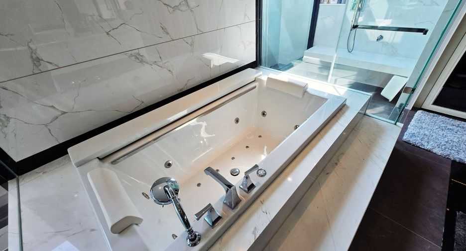 For sale 4 bedrooms house in Taling Chan, Bangkok
