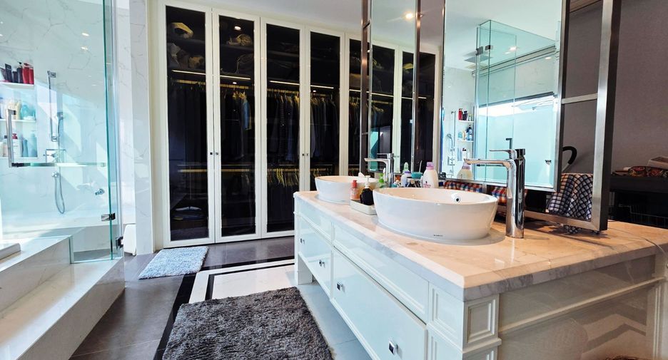 For sale 4 bedrooms house in Taling Chan, Bangkok