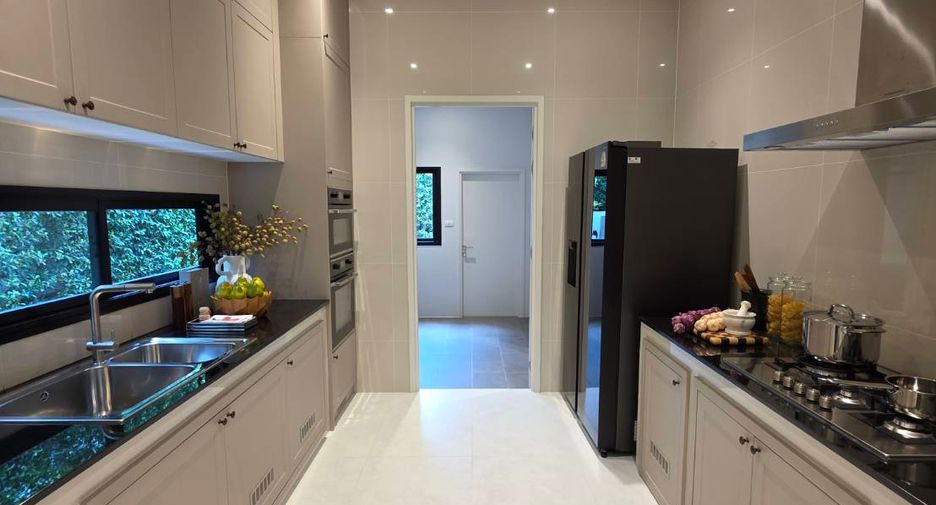 For sale 4 bedrooms house in Bang Kapi, Bangkok