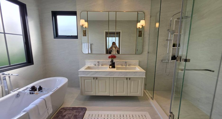 For sale 4 bedrooms house in Bang Kapi, Bangkok