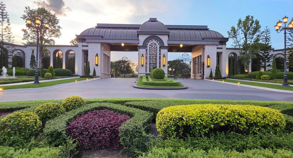 For sale 4 bedrooms house in Bang Kapi, Bangkok