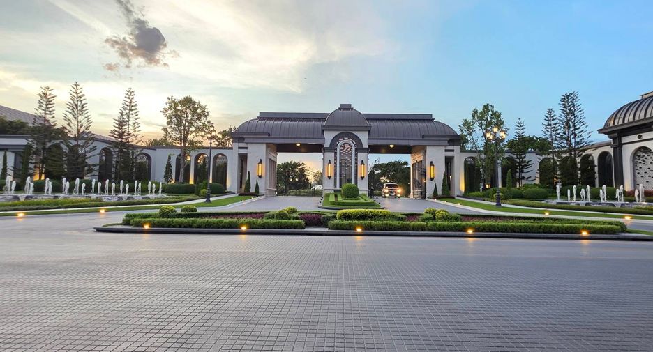 For sale 4 bedrooms house in Bang Kapi, Bangkok
