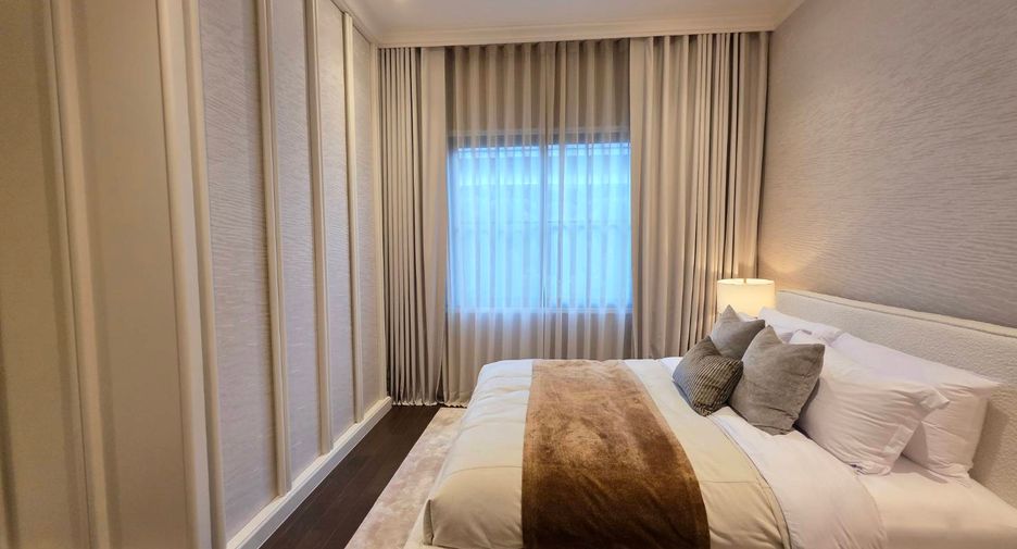 For sale 4 bedrooms house in Bang Kapi, Bangkok