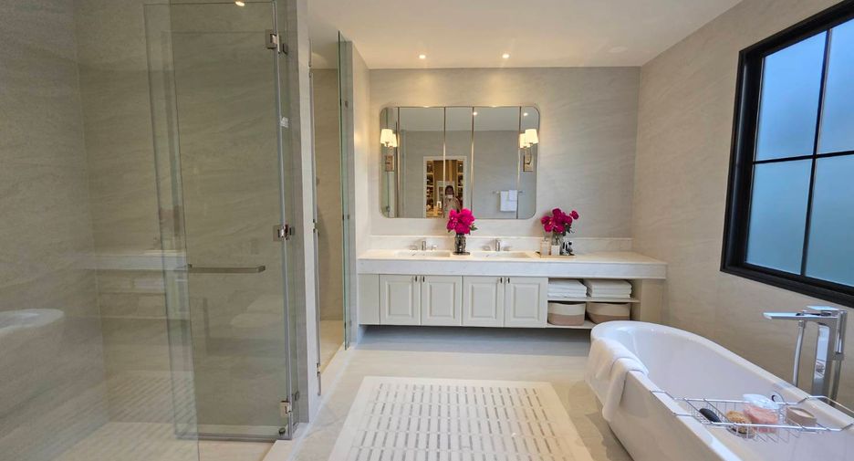 For sale 4 bedrooms house in Bang Kapi, Bangkok