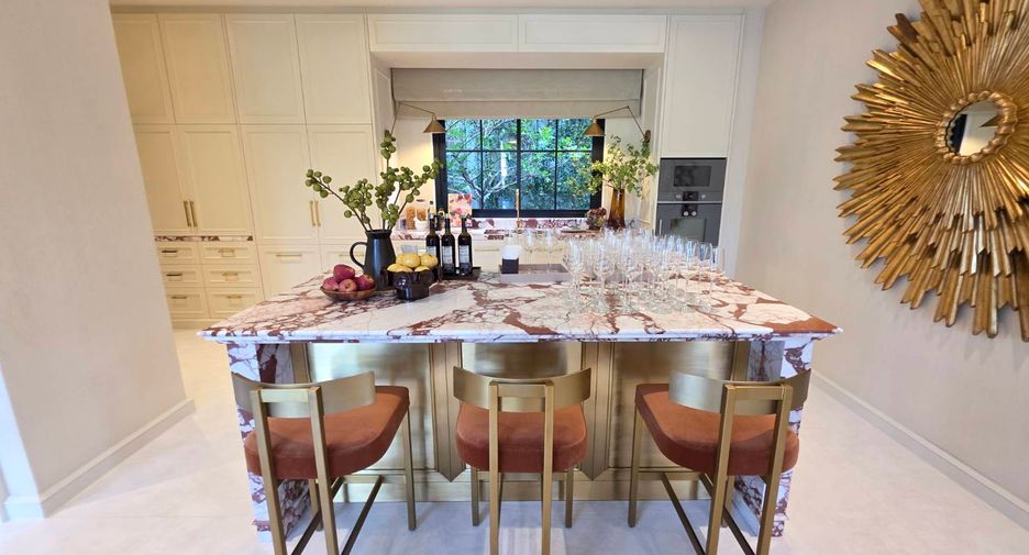 For sale 5 bedrooms condo in Bang Kapi, Bangkok