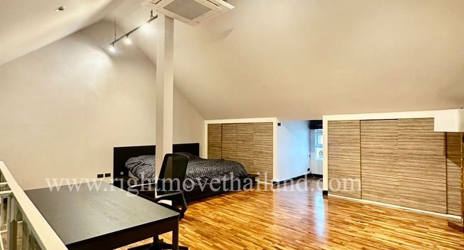 For sale 3 bedrooms townhouse in Watthana, Bangkok