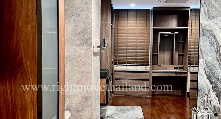 For sale 3 bedrooms townhouse in Watthana, Bangkok