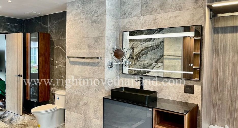 For sale 3 bedrooms townhouse in Watthana, Bangkok
