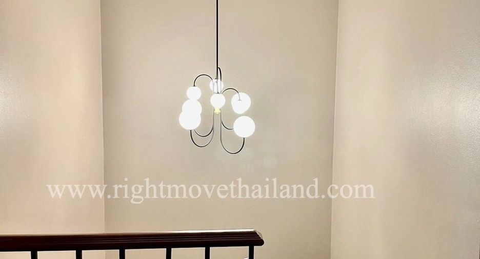For sale 3 bedrooms townhouse in Watthana, Bangkok