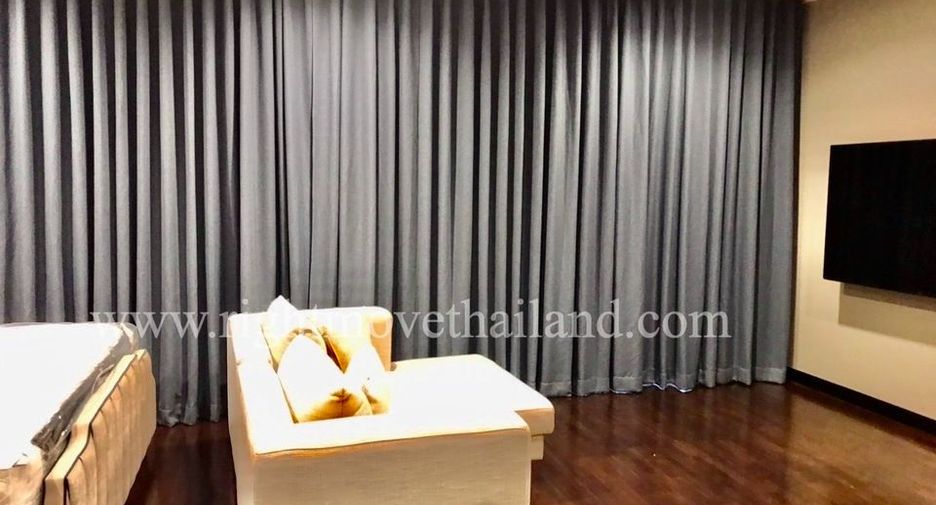 For sale 3 bedrooms townhouse in Watthana, Bangkok