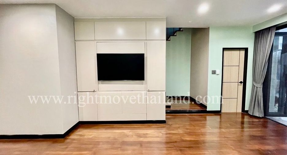 For sale 3 bedrooms townhouse in Watthana, Bangkok