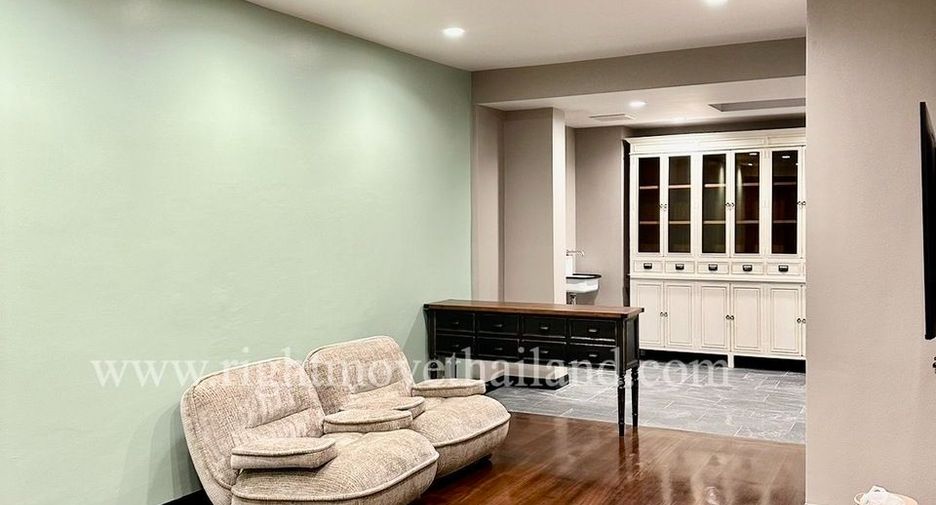 For sale 3 bedrooms townhouse in Watthana, Bangkok